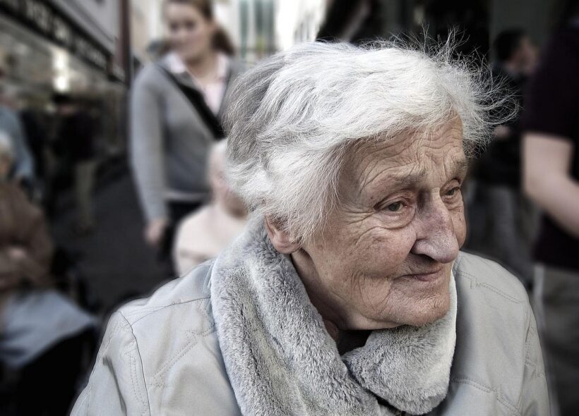 Senioři na Praze 14 mají novou možnost dopravy: Senior taxi za 50 korun usnadní cesty k lékaři i na úřady.
