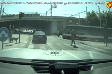 Policejní kamera zachytila ujíždějící vůz projíždějící na červenou v centru Prahy. Nebezpečná jízda ohrožovala řidiče, chodce i tramvajový provoz.