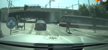 Policejní kamera zachytila ujíždějící vůz projíždějící na červenou v centru Prahy. Nebezpečná jízda ohrožovala řidiče, chodce i tramvajový provoz.