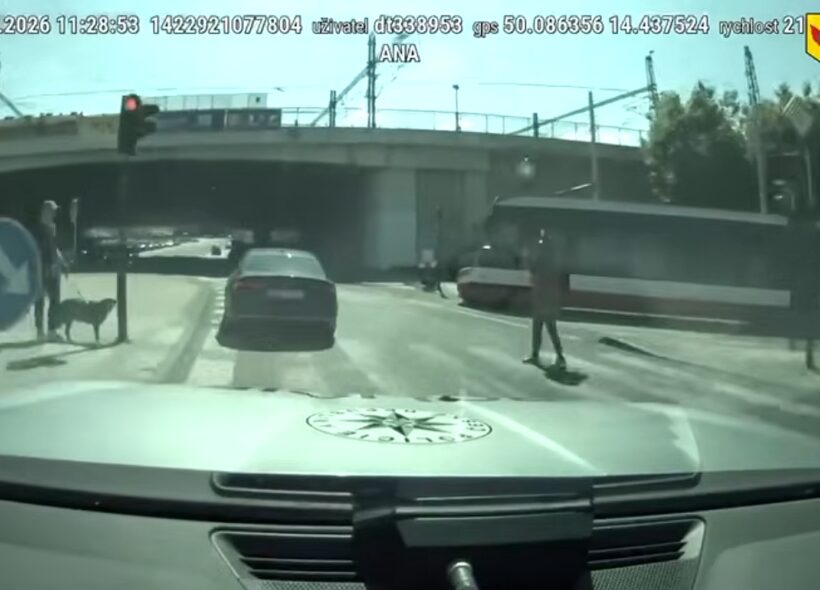 Policejní kamera zachytila ujíždějící vůz projíždějící na červenou v centru Prahy. Nebezpečná jízda ohrožovala řidiče, chodce i tramvajový provoz.