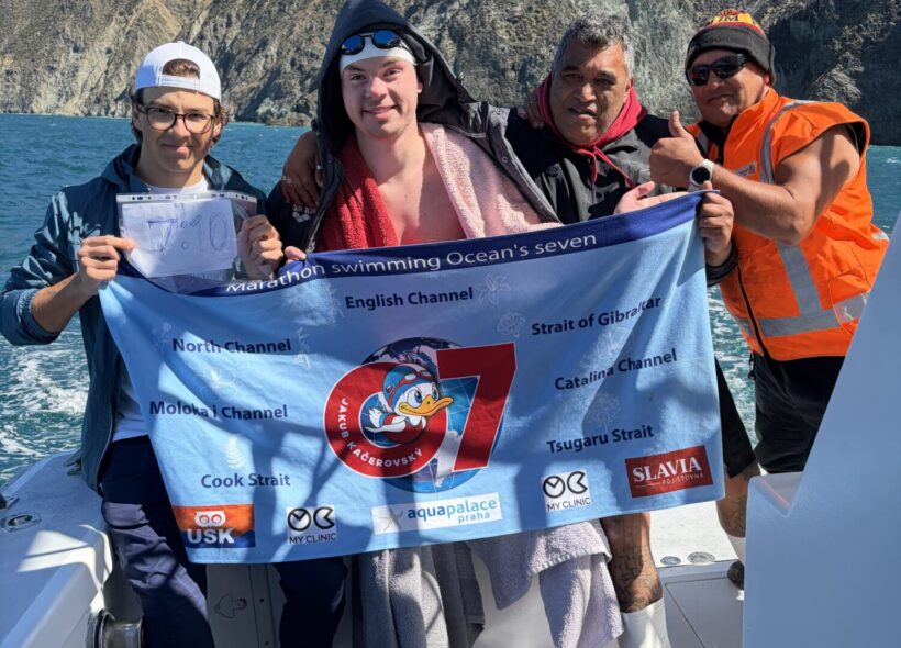 Jakub Kačerovský (druhý zleva) se stal prvním mužem z České republiky, který zdolal novozélandskou úžinu. Na řadě je nyní obávaný Severní kanál mezi Severním Irskem a Skotskem – studený a plný medúz… 