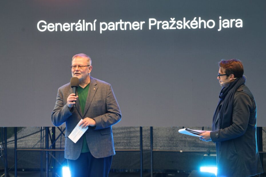 Diváky přivítal starosta Prahy 2 Jan Korseska.