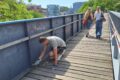 Odstraňování čmáranic z lávky, která spojuje park Sacre Coeur a nákupní centrum Nový Smíchov. 
