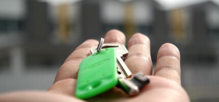 Klíče k novému obecnímu bytu, o který mohou zájemci soutěžit v elektronické aukci Prahy 10. 
