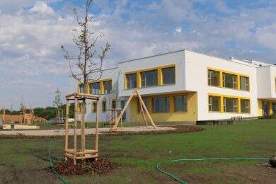 Nová mateřská škola Švestka v Britské čtvrti. Moderní budova se šesti třídami a velkou zahradou přivítá první děti už 1. září.
