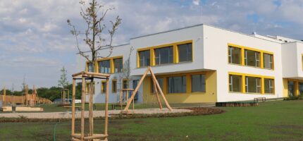 Nová mateřská škola Švestka v Britské čtvrti. Moderní budova se šesti třídami a velkou zahradou přivítá první děti už 1. září.