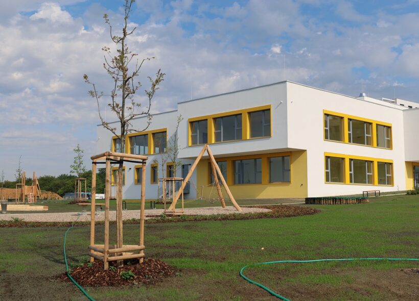 Nová mateřská škola Švestka v Britské čtvrti. Moderní budova se šesti třídami a velkou zahradou přivítá první děti už 1. září.