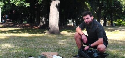Babičku, holku ani psa byste v parku nenechali, tak to nedělejte ani s odpadky, radí Pražské služby pravidelně v rámci předcházení vzniku nepořádku v zeleni.