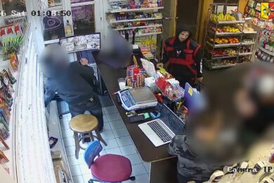 Kamerový záznam z večerky, kde měl podezřelý muž nakupovat s cizí platební kartou. Policie žádá veřejnost o pomoc s jeho identifikací.