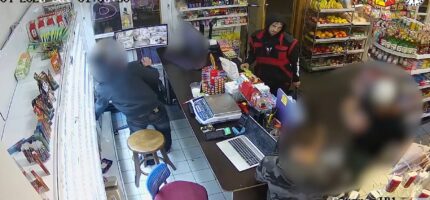 Kamerový záznam z večerky, kde měl podezřelý muž nakupovat s cizí platební kartou. Policie žádá veřejnost o pomoc s jeho identifikací.