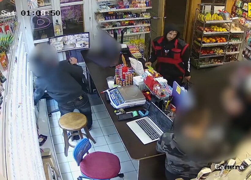 Kamerový záznam z večerky, kde měl podezřelý muž nakupovat s cizí platební kartou. Policie žádá veřejnost o pomoc s jeho identifikací.
