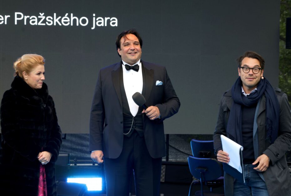 Adam Plachetka (uprostřed) se zapojil do netradičního kvízu.