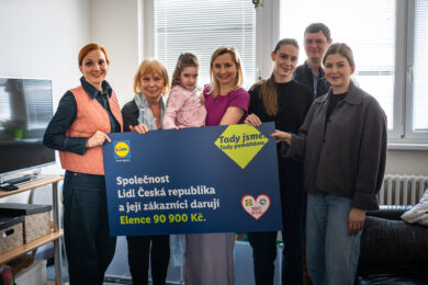 Elenčina rodina převzala od zástupců společnosti Lidl a organizace Život dětem symbolický šek na 90 900 korun, který pomůže financovat nezbytnou kompenzační pomůcku.