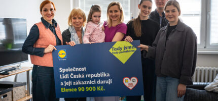 Elenčina rodina převzala od zástupců společnosti Lidl a organizace Život dětem symbolický šek na 90 900 korun, který pomůže financovat nezbytnou kompenzační pomůcku.