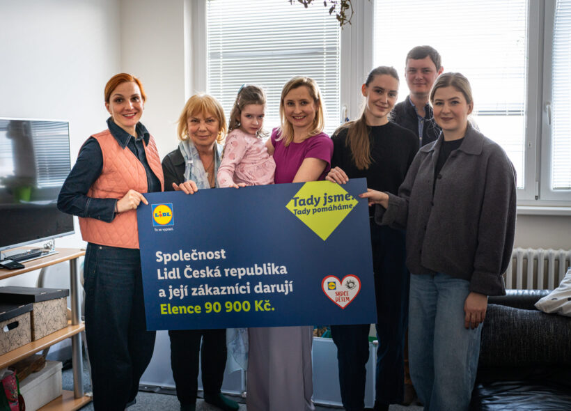 Elenčina rodina převzala od zástupců společnosti Lidl a organizace Život dětem symbolický šek na 90 900 korun, který pomůže financovat nezbytnou kompenzační pomůcku.