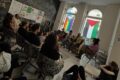 Komunitní setkání Kolektivu Tadamun. Spolek pořádá diskuse, kulturní akce a komunitní programy zaměřené na migranty z regionu SWANA.