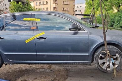 Policie odtahuje vůz označený jako důkaz ve vyšetřování řidiče, který se měl vydávat za smluvního přepravce a je podezřelý ze zvlášť závažného zločinu znásilnění.
