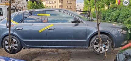 Policie odtahuje vůz označený jako důkaz ve vyšetřování řidiče, který se měl vydávat za smluvního přepravce a je podezřelý ze zvlášť závažného zločinu znásilnění.