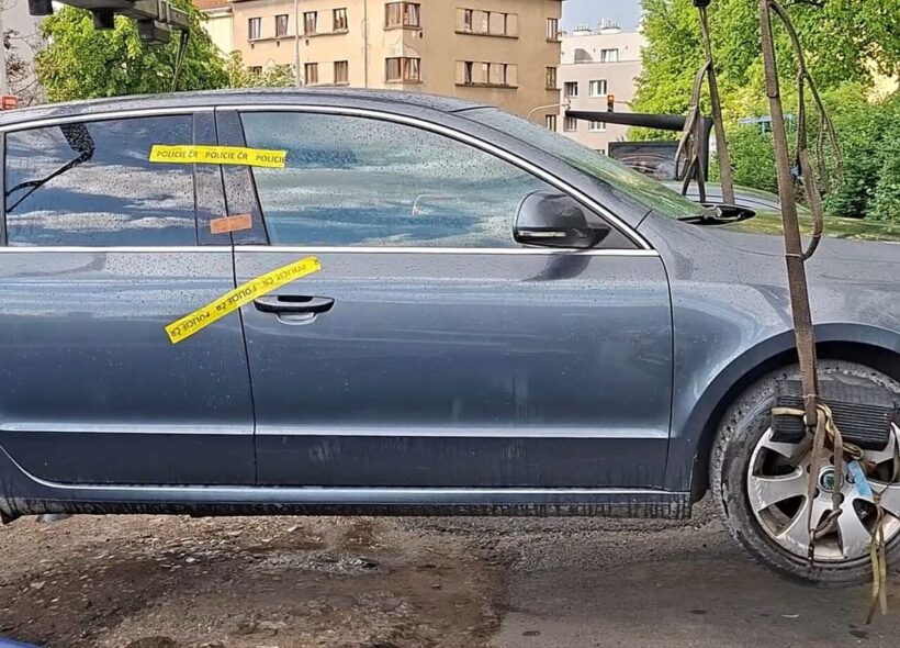 Policie odtahuje vůz označený jako důkaz ve vyšetřování řidiče, který se měl vydávat za smluvního přepravce a je podezřelý ze zvlášť závažného zločinu znásilnění.