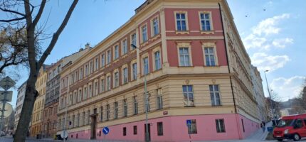 Základnímu školství dům sloužil ještě před čtvrtstoletím. Tehdy pojmul kolem 550 žáků.