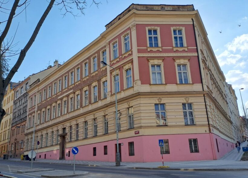 Základnímu školství dům sloužil ještě před čtvrtstoletím. Tehdy pojmul kolem 550 žáků. 