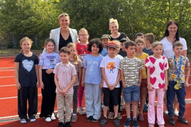 Barbora Špotáková se při slavnostním otevření setkala s dětmi, které si nový atletický areál přišly vyzkoušet jako první.