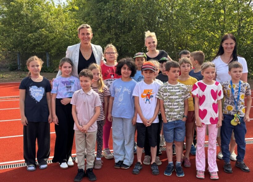 Barbora Špotáková se při slavnostním otevření setkala s dětmi, které si nový atletický areál přišly vyzkoušet jako první.