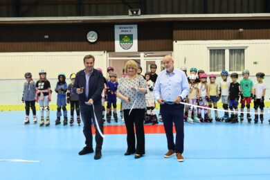 Starosta Prahy 13 David Vodrážka při slavnostním zahájení letního provozu inline bruslení na Zimním stadionu Bronzová.