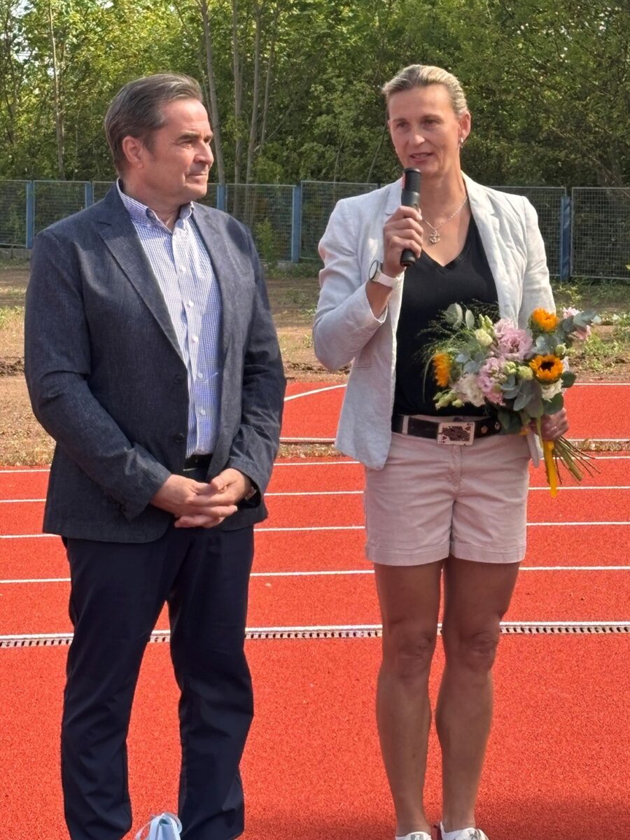 Barbora Špotáková a starosta Prahy 13 David Vodrážka při setkání na novém atletickém areálu na Velké Ohradě.