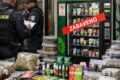 Policie při akci Korund zabavila desítky tisíc produktů z automatů a obchodů s CBD a kratomem. Zásah mířil na nelegální prodej látek dostupných dětem i mladistvým.