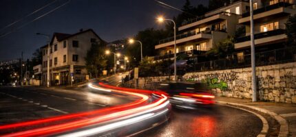 Noční ulice Na Hřebenkách. Obyvatelé si stěžují na hluk a rychlou jízdu, městská část žádá o úsekové měření.