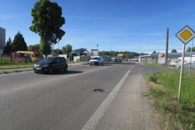 Místo dopravní nehody v ulici Ve Žlíbku, kde cyklista po prudkém brzdění havaroval a řidič černého SUV z místa odjel.