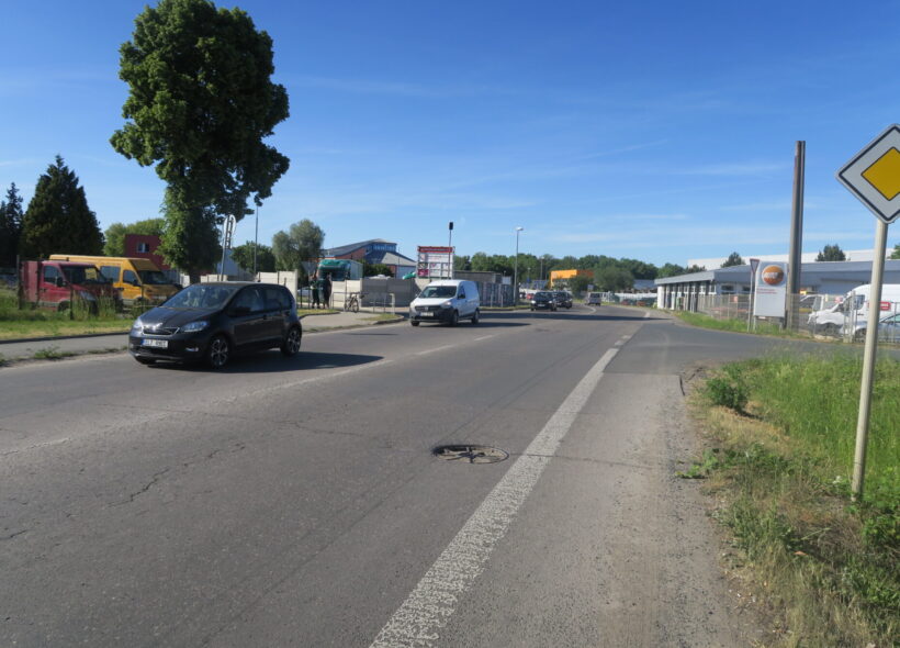 Místo dopravní nehody v ulici Ve Žlíbku, kde cyklista po prudkém brzdění havaroval a řidič černého SUV z místa odjel.