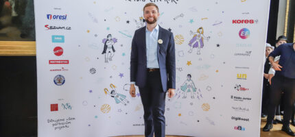 Jan Krejčíř při slavnostním vyhlášení Dětského činu roku v Brožíkově síni.