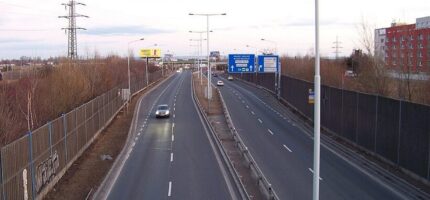 Kbelská patří k nejzatíženějším tahům v Praze. Letní rekonstrukce výrazně ovlivní provoz i veřejnou dopravu.