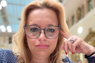Místostarostka Lenka Vedralová, která v Praze 12 otevírá téma prevence, bezpečnosti i práce v terénu.