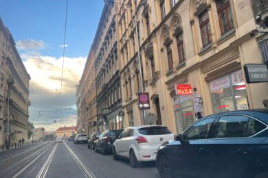 Proměnné LED značení v Lidické ulici zobrazuje aktuální režim stání. Nový systém má zlepšit zásobování a plynulost tramvají.