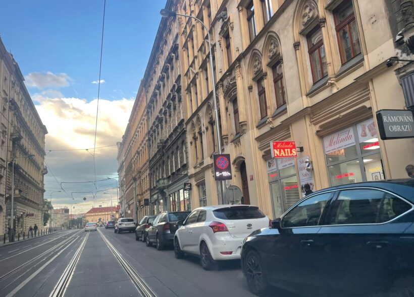 Proměnné LED značení v Lidické ulici zobrazuje aktuální režim stání. Nový systém má zlepšit zásobování a plynulost tramvají.