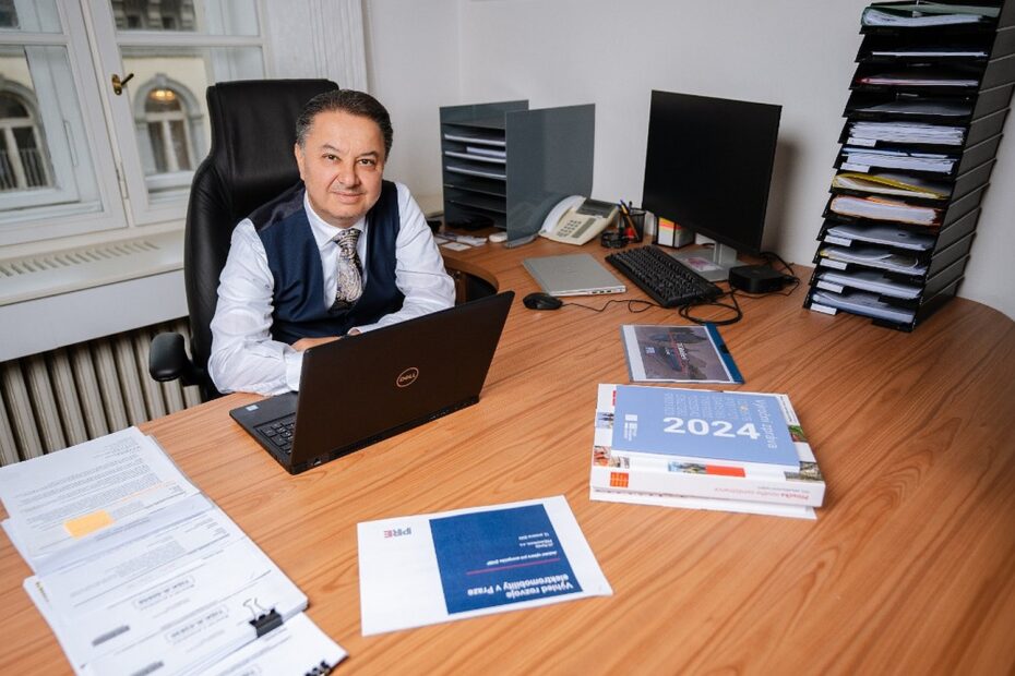Martin Sedeke ve své kanceláři při přípravě podkladů k jednání — místo, kde vzniká většina rozhodnutí.