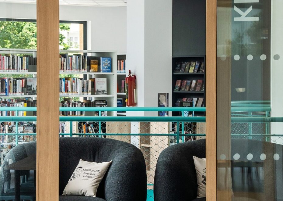 Nová knihovna na Černém Mostě nabízí klidné čtecí zóny i moderní architektonické detaily.
