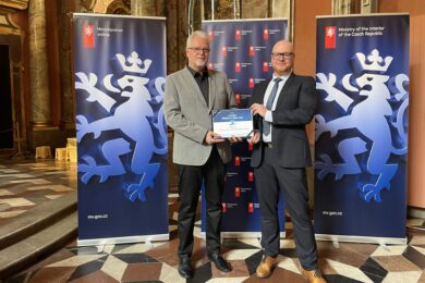 Tajemník úřadu Prahy 2 Michal Kopecký (vlevo) převzal prestižní ocenění.