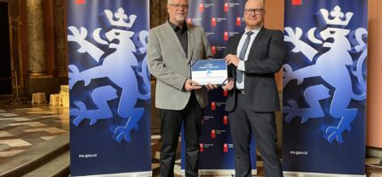Tajemník úřadu Prahy 2 Michal Kopecký (vlevo) převzal prestižní ocenění.