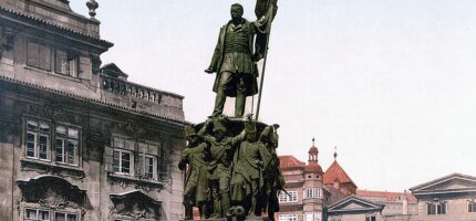Historická podoba pomníku maršála Radeckého na Malostranském náměstí před jeho odstraněním po vzniku Československa. Počátkem listopadu 1918 byl pomník zakryt plátnem, v květnu 1919 bylo demontováno sousoší a v roce 1921 zmizel i kamenný podstavec.