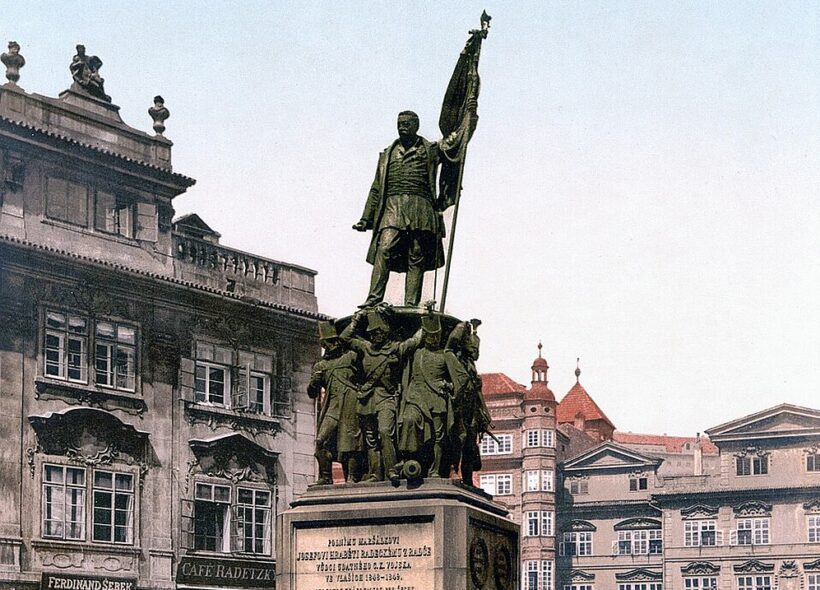 Historická podoba pomníku maršála Radeckého na Malostranském náměstí před jeho odstraněním po vzniku Československa. Počátkem listopadu 1918 byl pomník zakryt plátnem, v květnu 1919 bylo demontováno sousoší a v roce 1921 zmizel i kamenný podstavec.