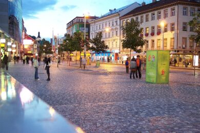 Večerní ruch na Andělu, jedné z nejvytíženějších částí Prahy 5, kde chce radnice posílit bezpečnostní dohled.