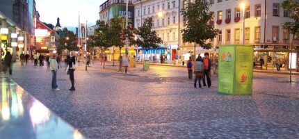 Večerní ruch na Andělu, jedné z nejvytíženějších částí Prahy 5, kde chce radnice posílit bezpečnostní dohled.