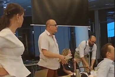 Na Zastupitelstvu Prahy 10 bylo opět živo. Centrem násilí a vyhrožování byli opět kontroverzní expiráti Petr Beneš (nyní Jsme Praha 10), Michal Kočí a Ivan Mikoláš (všichni nyní Jsme Praha 10). Ti nejdříve sprostě napadali a uráželi úředníky radnice Prahy 10. Následně David Krůta (TOP09) zaútočil na Beneše a vyrazil mu mobil z ruky, kterým si jej natáčel. Zastupitelstvo se protáhlo do pozdních večerních hodin, starosta Martin Valovič (ODS) nakonec situaci vyklidnil. 