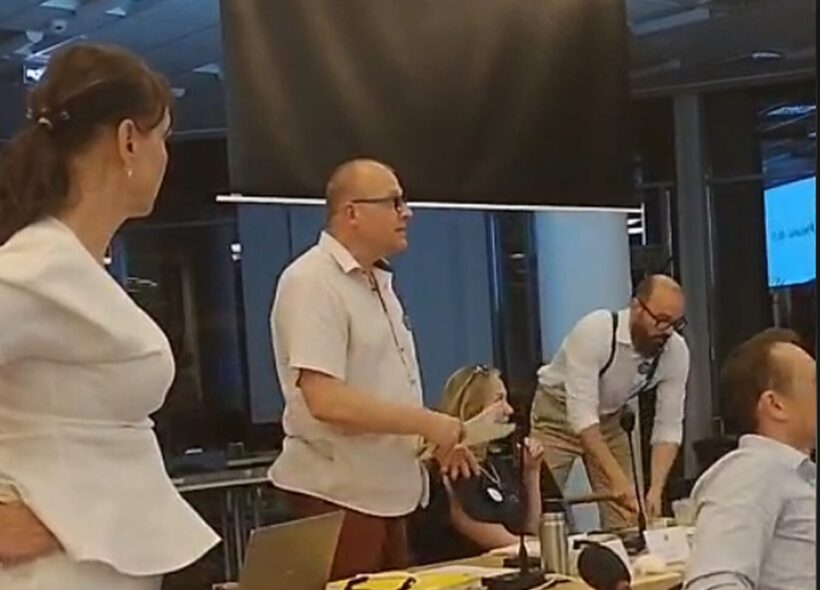 Na Zastupitelstvu Prahy 10 bylo opět živo. Centrem násilí a vyhrožování byli opět kontroverzní expiráti Petr Beneš (nyní Jsme Praha 10), Michal Kočí a Ivan Mikoláš (všichni nyní Jsme Praha 10). Ti nejdříve sprostě napadali a uráželi úředníky radnice Prahy 10. Následně David Krůta (TOP09) zaútočil na Beneše a vyrazil mu mobil z ruky, kterým si jej natáčel. Zastupitelstvo se protáhlo do pozdních večerních hodin, starosta Martin Valovič (ODS) nakonec situaci vyklidnil. 