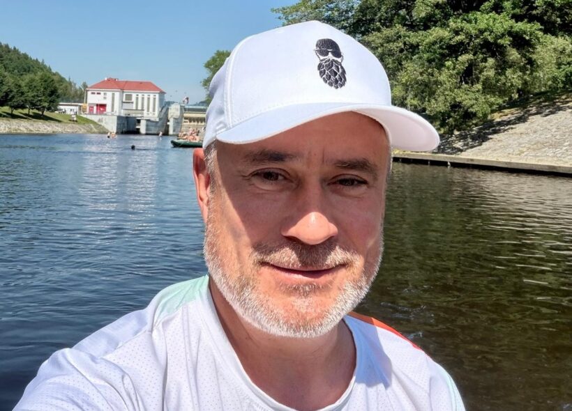 Zastupitel Prahy 8 a člen finančního výboru pro Prahu.