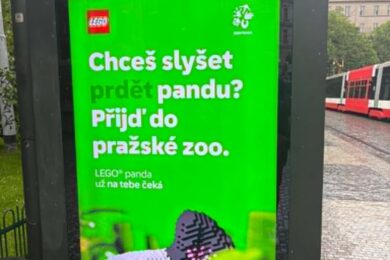 Reklamní plakát Zoo Praha láká na LEGO pandu provokativním sloganem „Chceš slyšet prdět pandu?“. Podoba kampaně vyvolala v Praze vlnu kritiky.